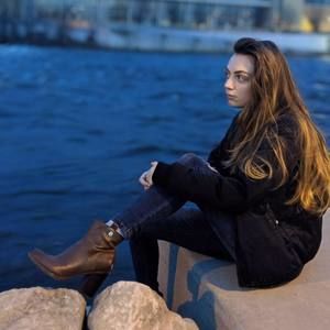 Meet your Posher, Alexia